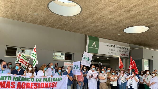 Concentración de repulsa ante la última agresión a un médico en el Hospital Clínico de Málaga