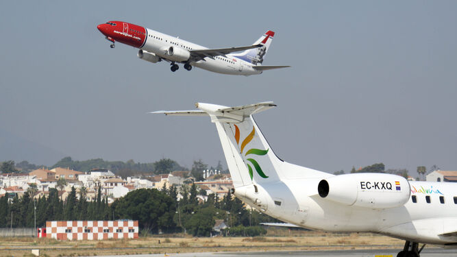 Un avión de Norwegian despega desde el aeropuerto de Málaga, en una imagen de archivo.