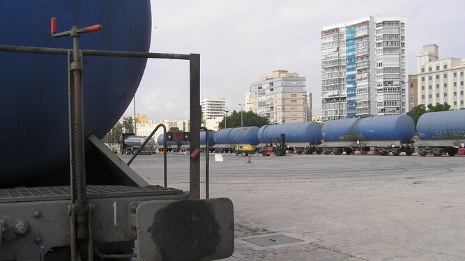 Vagones de tren en la explanada del muelle cuatro del puerto de Málaga.