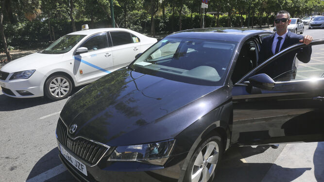 Imagen de archivo de un vehículo Uber, en Málaga.