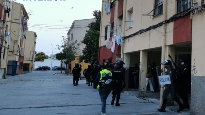 Agentes de la Policía en la operación desarrollada contra el narcotráfico en La Línea, Algeciras y Málaga.