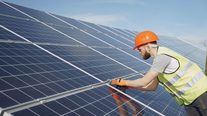 Un operario trabaja con paneles solares