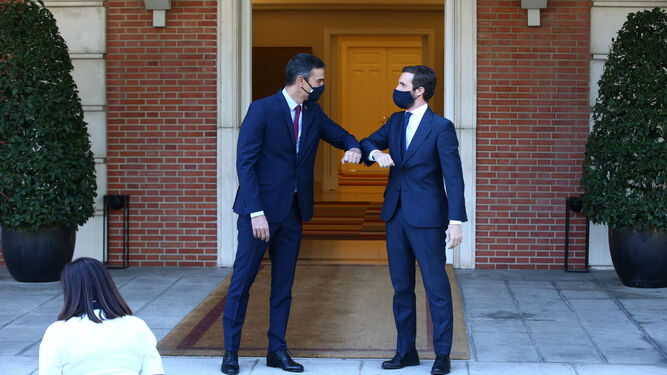 El presidente del Gobierno, Pedro Sánchez , y el presidente del PP, Pablo Casado , se saludan con el codo en el Palacio de Moncloa.