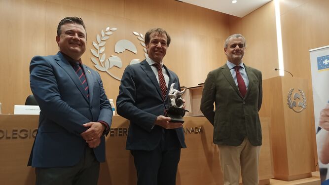 El ganadero Justo Hernández recoge en Granada el trofeo de los veterinarios