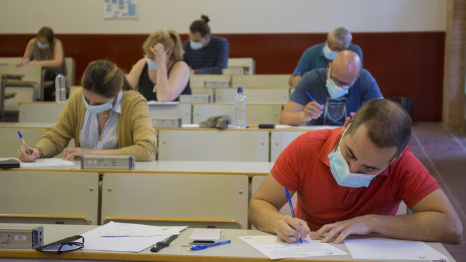 Opositores realizan sus exámenes en el Campus de Teatinos de la UMA en una imagen de archivo.