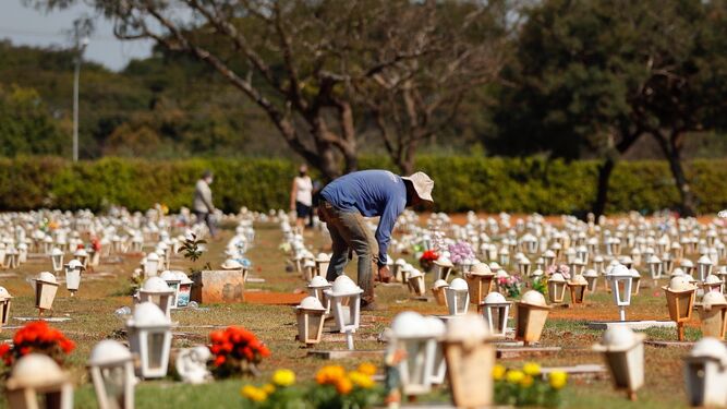 Un funcionario caminando entre las tumbas del cementerio Campo da Esperança, ayer en Brasilia.