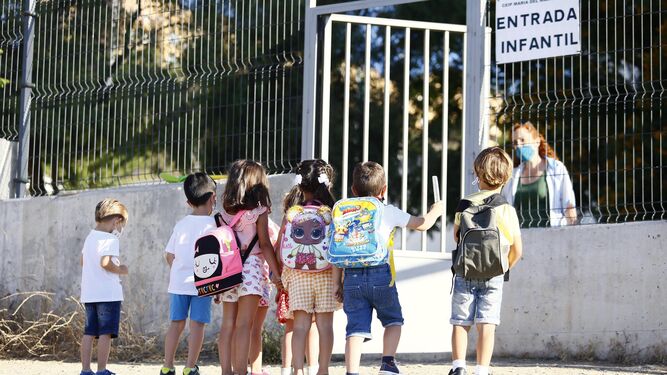 Niños entrando al Colegio María del Mar Romera.