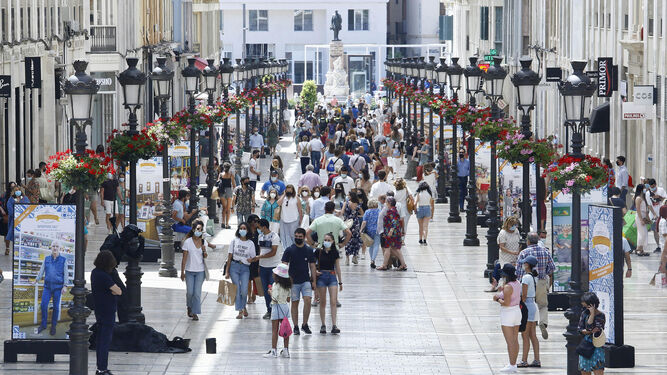 Decenas de personas caminan por la calle Larios, en Málaga.
