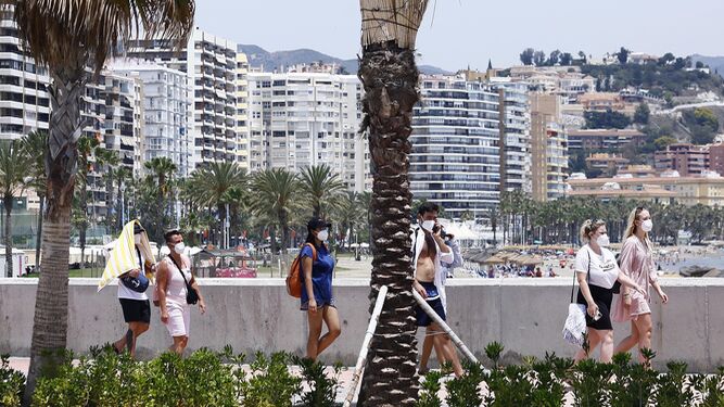 Turistas pasean por el puerto de Málaga.