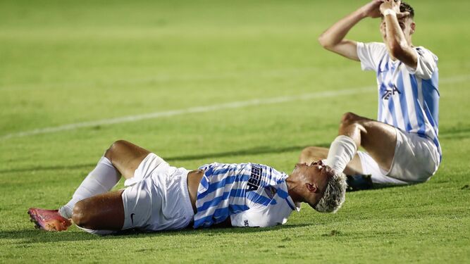 Los jugadores del Málaga se lamentan tras la derrota en Marbella.