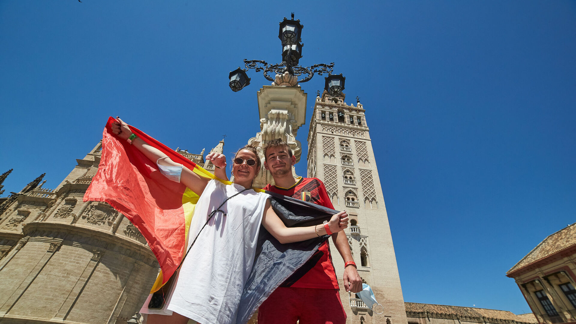 Im&aacute;genes de la convivencia entre belgas y portugueses por las calles de Sevilla.