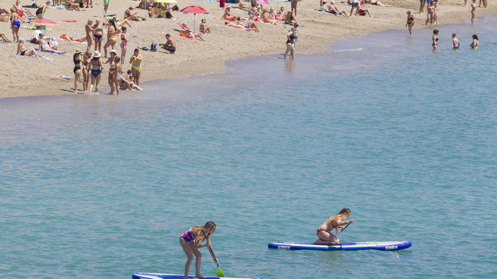 Playa de La Malagueta en una jornada de altas temperaturas, en fotos