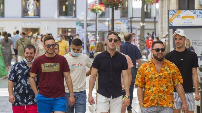 Un grupo de jóvenes -la mayoría sin mascarilla- pasea el sábado pasado por las calles de Málaga.