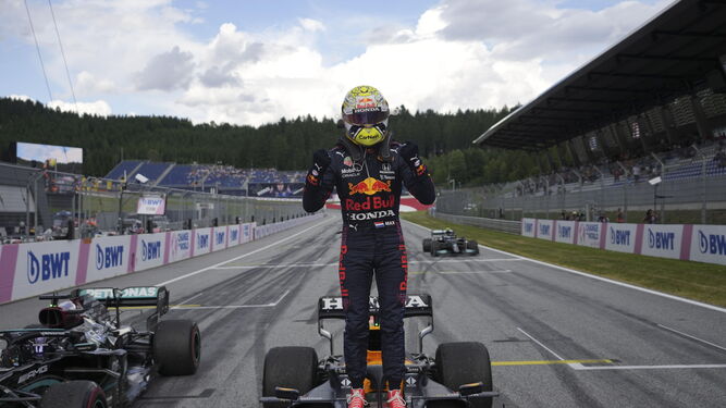 Max Verstappen celebra la victoria subido al monoplaza.