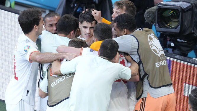 La selección española celebra el gol de Morata.