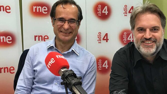 Esteve Crespo, a la izquierda, en una reciente entrevista en Radio 4, la emisora catalana de RTVE