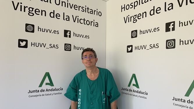 El especialista del servicio de Cirugía General y Digestiva del Hospital Clínico de Málaga, José Luis Fernández Serrano.