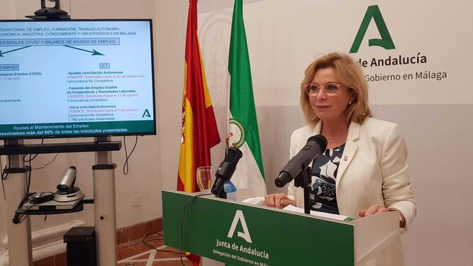 La delegada de Empleo en Málaga durante la rueda de prensa.