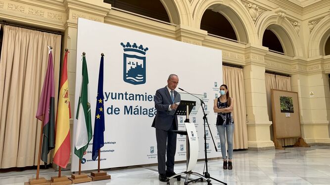 El alcalde de Málaga y la portavoz del grupo popular presentan las mociones