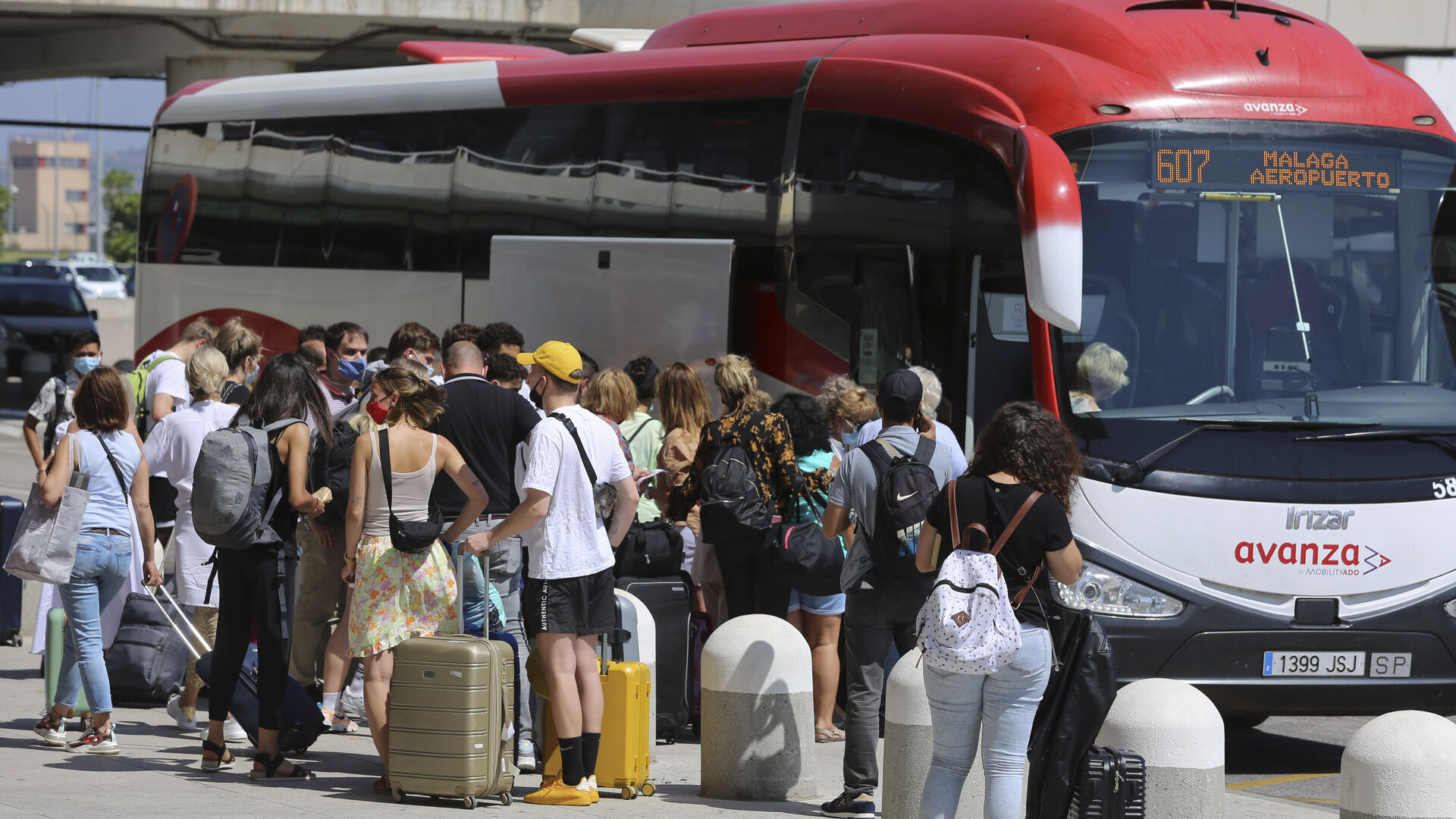 La llegada de los turistas al aeropuerto de M&aacute;laga, en fotos