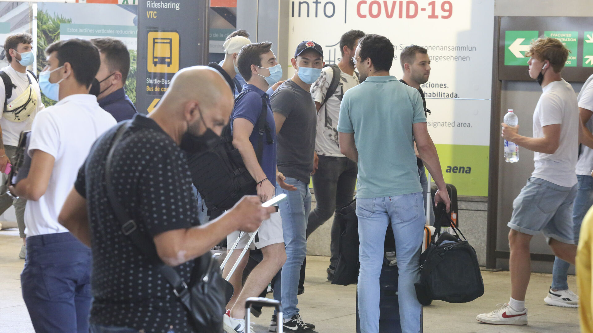 La llegada de los turistas al aeropuerto de M&aacute;laga, en fotos