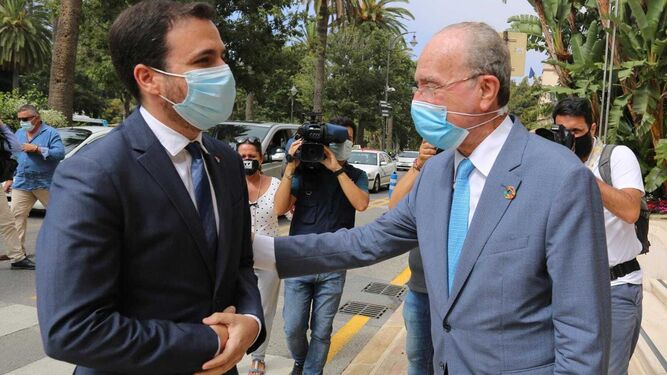 El alcalde de Málaga recibe a Alberto Garzón previo a la firma del convenio para la continuidad de la Junta Arbitral de Consumo de Málaga.