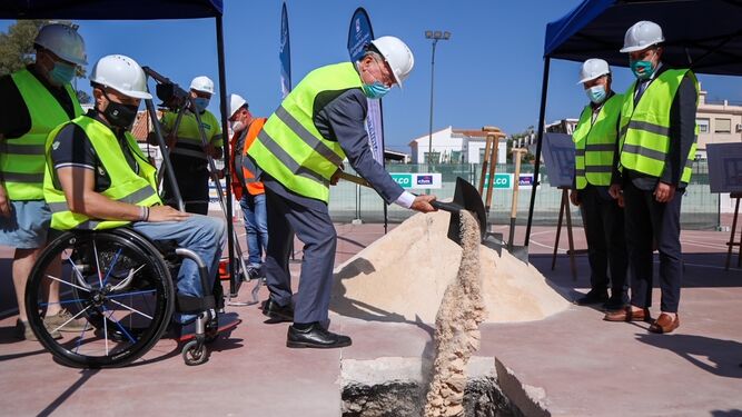 El alcalde, Francisco de la Torre, pone la primera piedra del futuro aparcamiento.