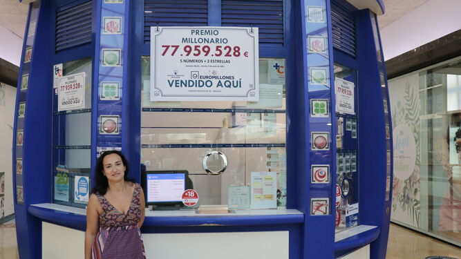 Rosario Martín, en la administración de loterías número 20 del centro comercial Rosaleda.