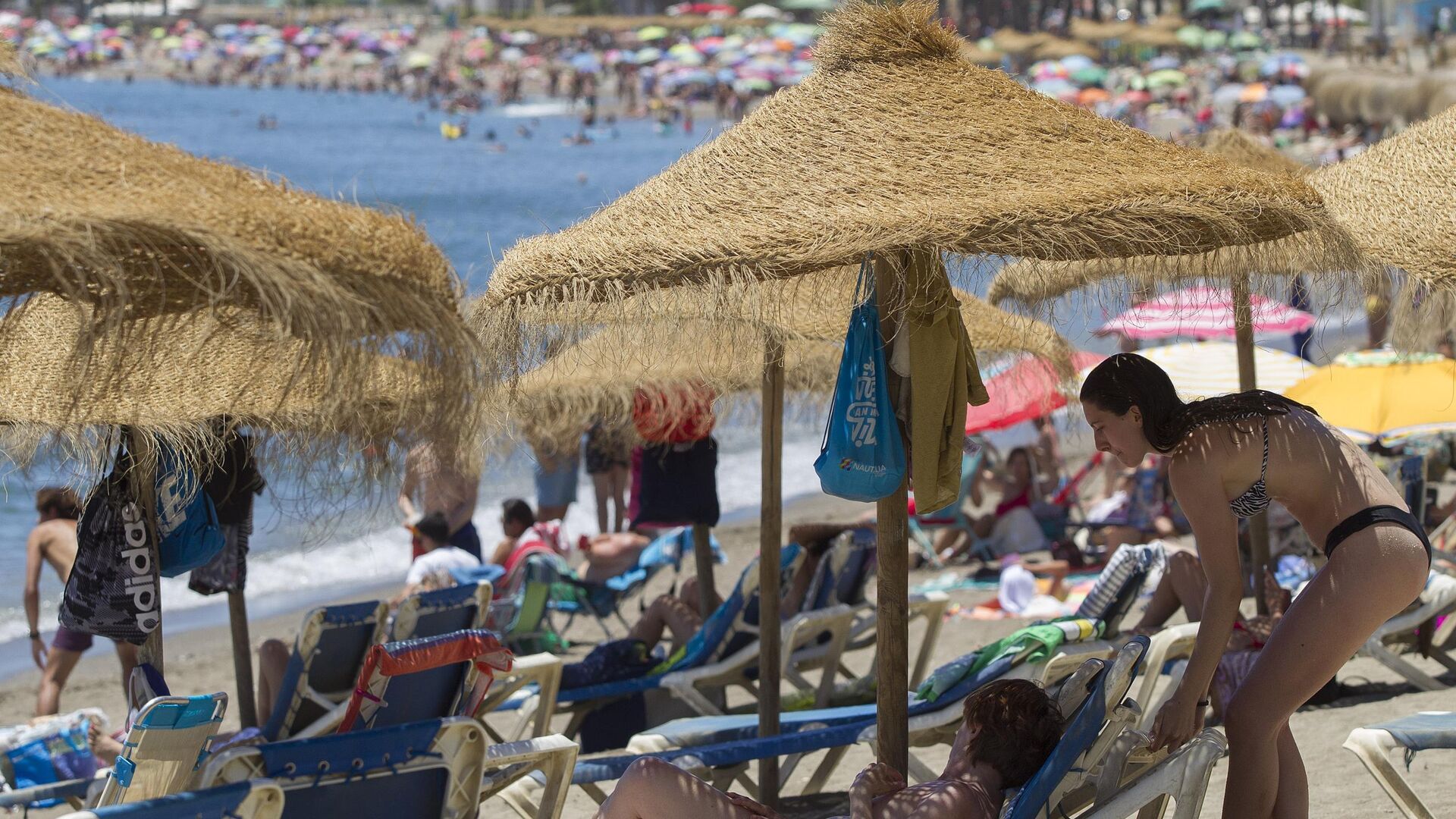 Lleno absoluto este domingo en las playas malague&ntilde;as, en fotos