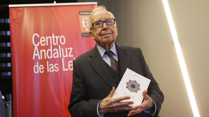 Pablo García Baena, en una presentación de una antología de su poesía en el Centro Andaluz de las Letras, en Málaga, en una imagen de archivo.