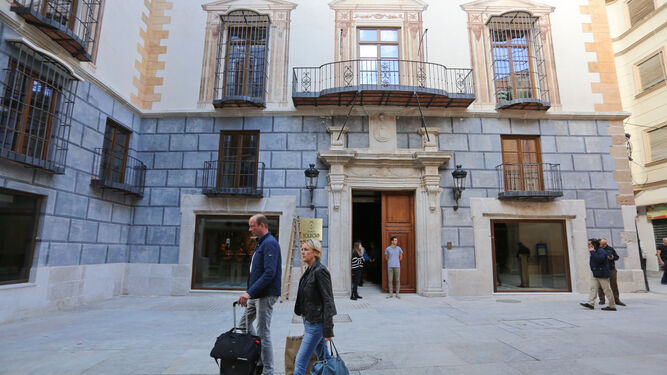 Fachada principal del hotel Solecio, frente a la iglesia de Santiago