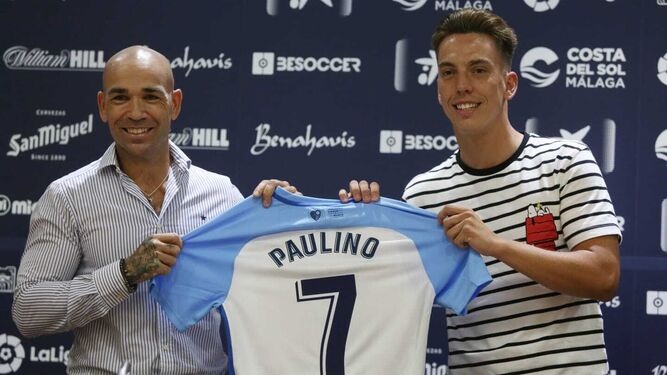 Manolo Gaspar y Paulino, durante la presentación del jugador.