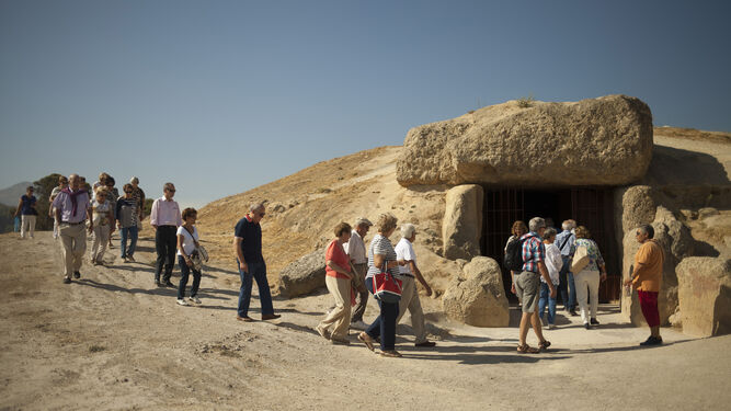 Visitantes en la entrada del dolmen de Menga, en Antequera.