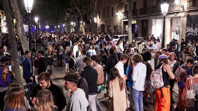 Concentración de jóvenes haciendo botellón en Barcelona.