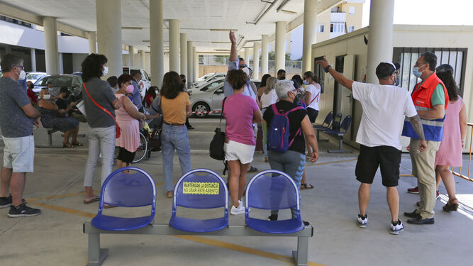Personas esperando para vacunarse en el centro de salud de Santa Inés-Teatinos.