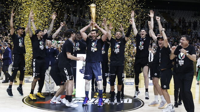 Los jugadores de la Virtus Bolonia celebran el título de la Lega italiana.