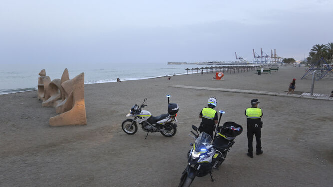 La Policía Local en la playa de la Malagueta.