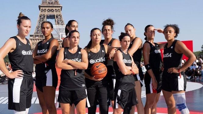 El equipo femenino de El Palo posa con la torre Eiffel de fondo.