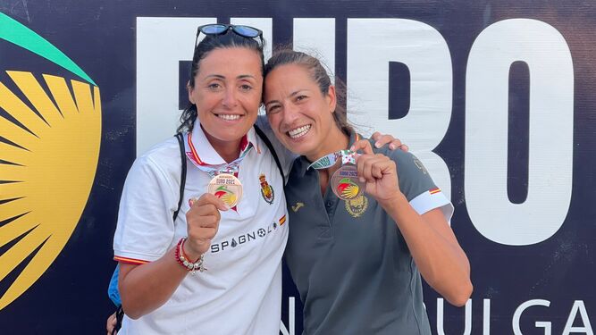 Pepa Moreno y Virginia Fernández, con la medalla de bronce.