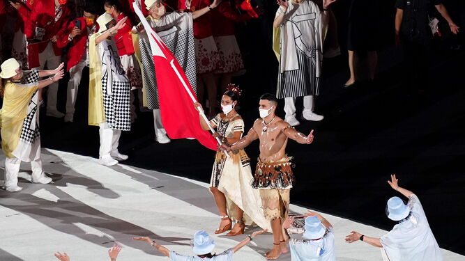 Dos atletas de Tonga durante el desfile inaugural en Tokio.