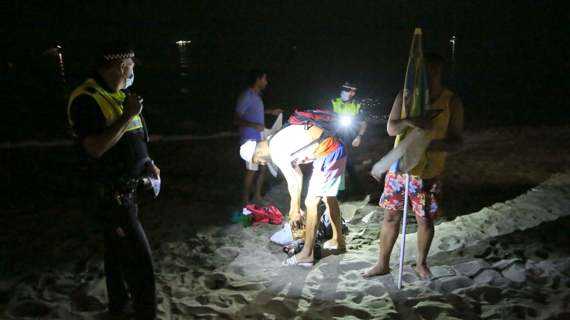 Fotos: Primera noche de cierre de playas en M&aacute;laga