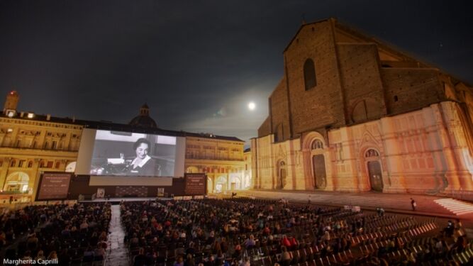 La Piazza Maggiore de Bologna y su espectacular cine al aire libre durante el Festival.