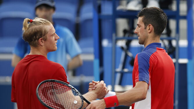 Davidovich y Djokovic, al acabar el partido.
