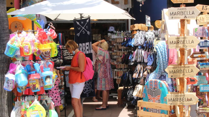 Vista de turistas en una tienda de souvenirs de Marbella.
