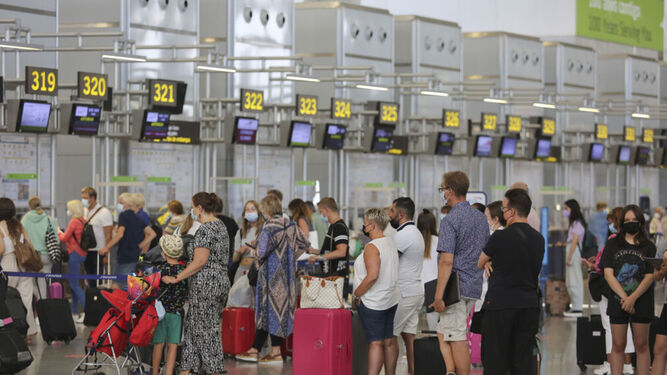 Pasajeros esperan en el Aeropuerto de Málaga-Costa del Sol para embarcar.