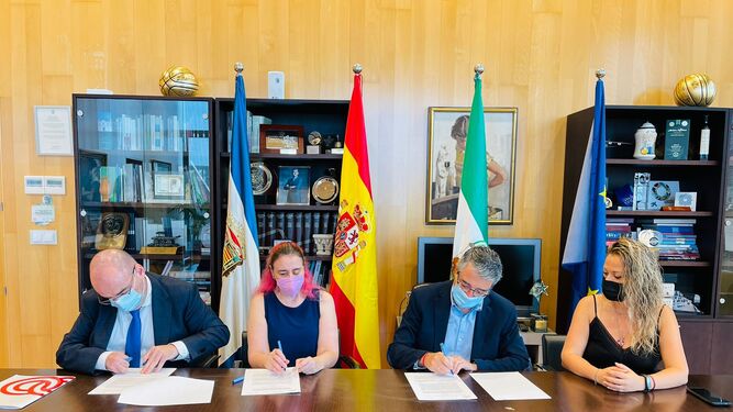 Firma del acuerdo en el Ayuntamiento del Rincón de la Victoria.