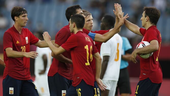 Los jugadores españoles celebran el gol de Oyarzabal.