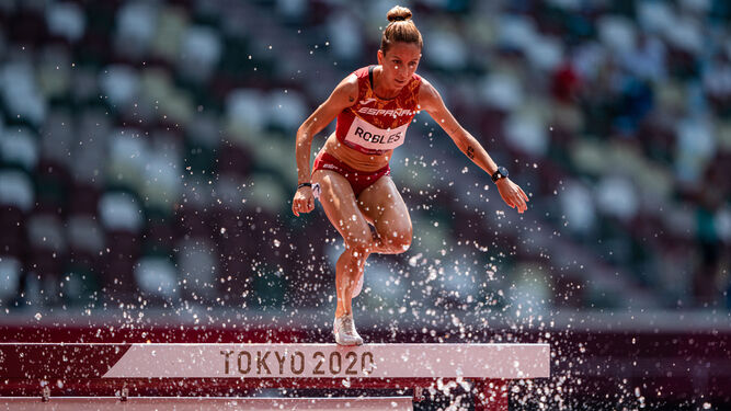 Carolina Robles salta el obstáculo de la ría durante la carrera en Tokio.