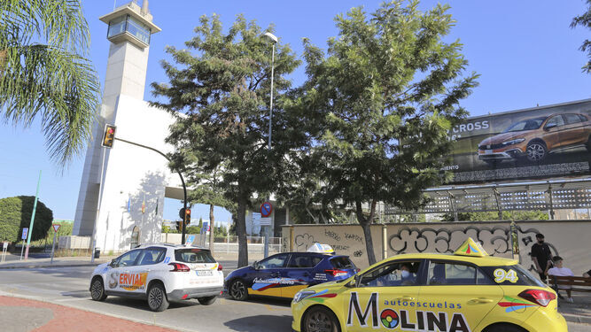Coches de autoescuelas junto a la sede de Tráfico en Málaga.