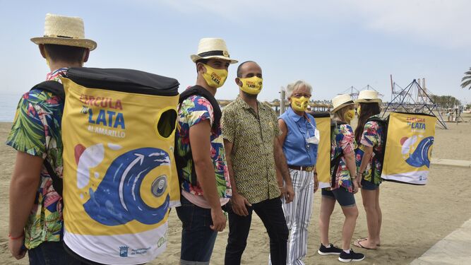 Presentación de la campaña para impulsar el reciclaje de latas en las playas de Málaga.